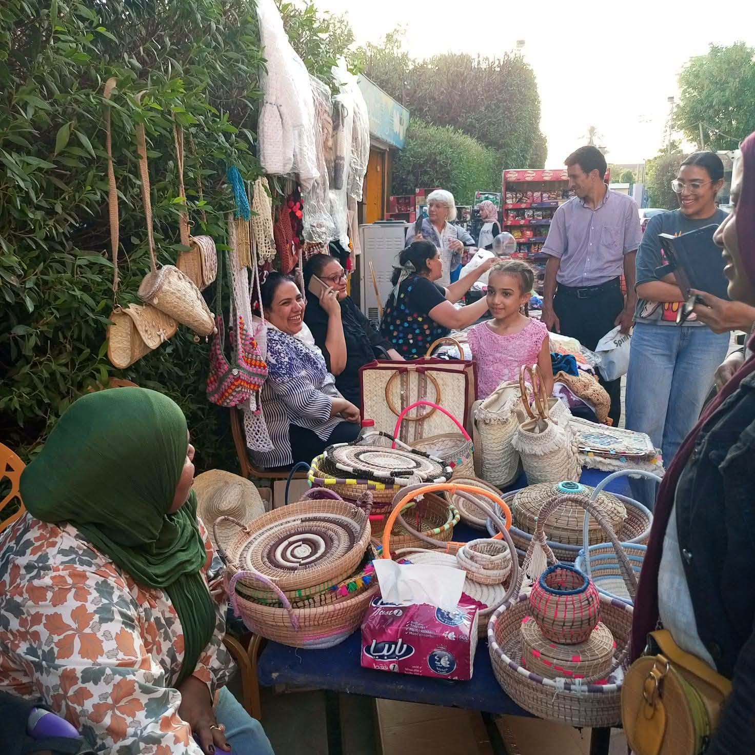 تنظيم معرض المنتجات الحرفية واليدوية لشباب الخريجين بنادى المدينة المنورة