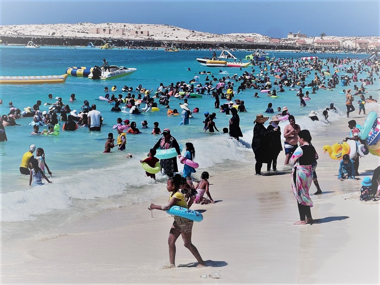 اقبال كبير على شواطئ مصيف مطروح