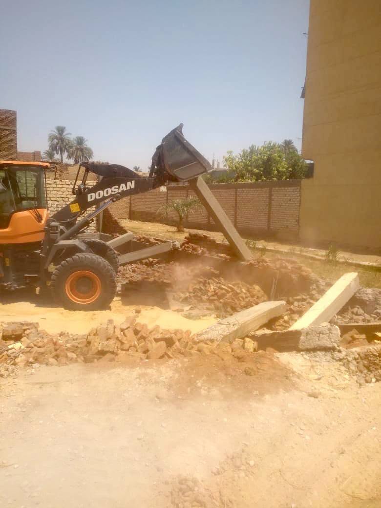 إزالة 3 حالات تعدٍ بالمهد وغلق منافذ مخالفة ورفع 60 طن قمامة بالأقصر