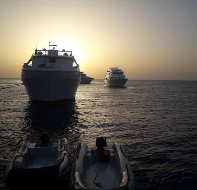 ساعات الغروب وسط البحر 