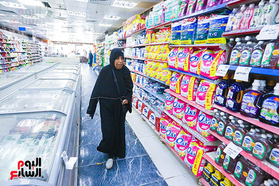 سيدة تتجول لشراء السلع سيدة تتجول لشراء السلع