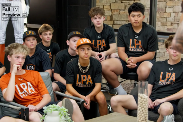 كيم كارداشيان تقدم أحدث برامج تلفزيون الواقع "Team Moms: Baseball”