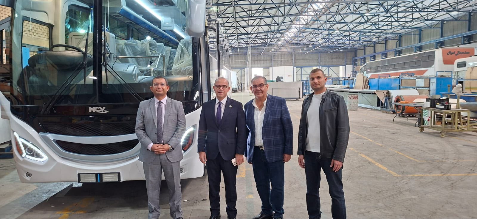 وزير الاستثمار يتفقد مصنع سيارات وزير الاستثمار يتفقد مصنع سيارات