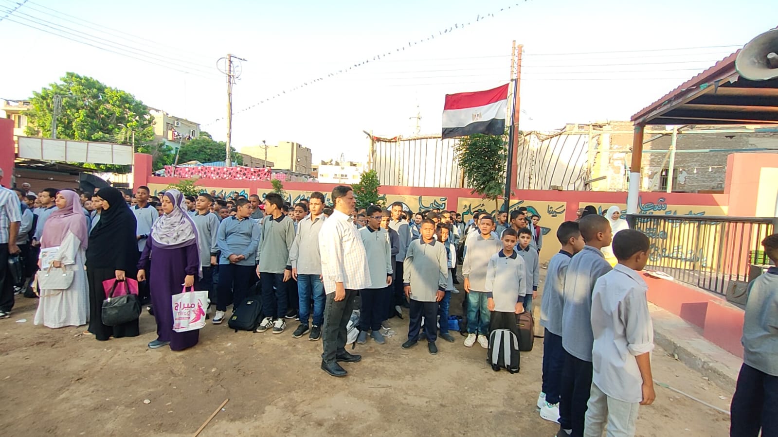 جانب من تحية العلم فى عدد من مدارس الأقصر