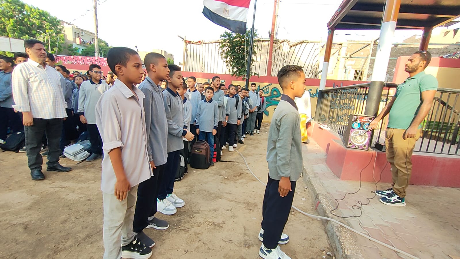 الطلبة فى مدارس الأقصر خلال تحية العلم