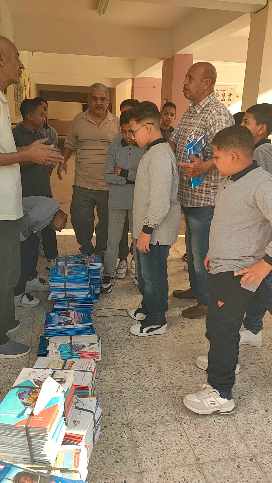 تسليم الكتب مع بداية العام الدراسي الجديد فى مدارس الأقصر