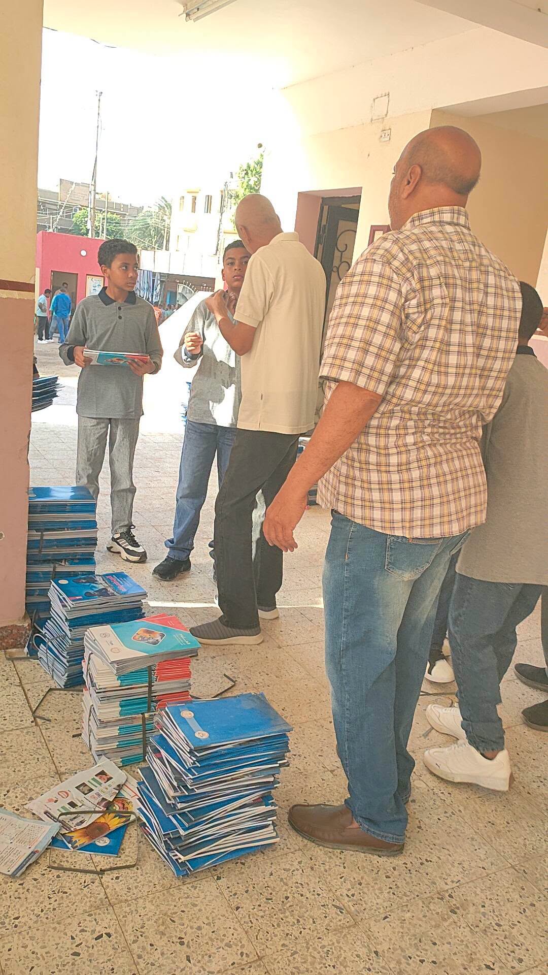 تسليم الكتب لطلبة الأقصر فى أول أيام العام الجديد