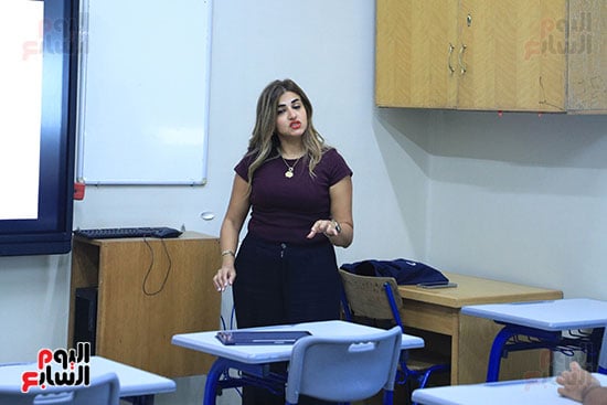 معلمة تشرح لطلابها داخل الفصل معلمة تشرح لطلابها داخل الفصل