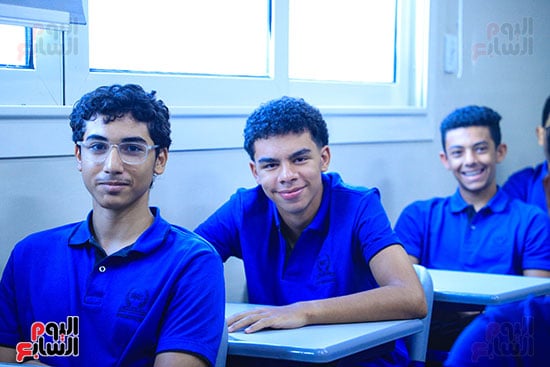 الطلاب يستمعون للشرح داخل الفصل (1)