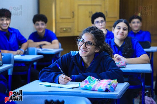 الطلاب يستمعون للشرح داخل الفصل (2)