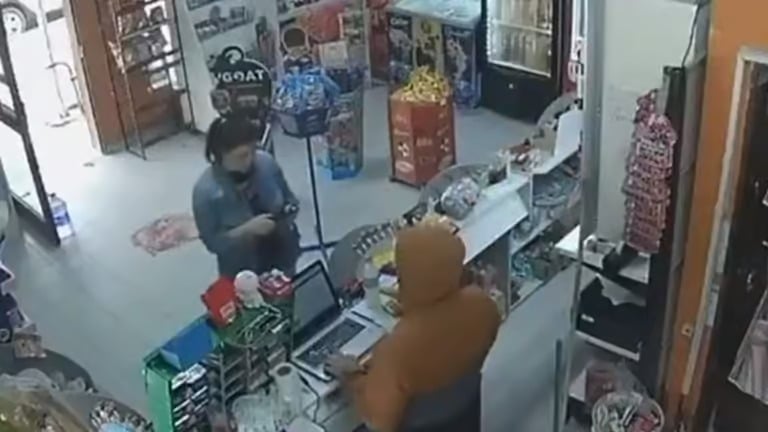 لص ملثم يوقف السرقة مؤقتا لخدمة زبونة