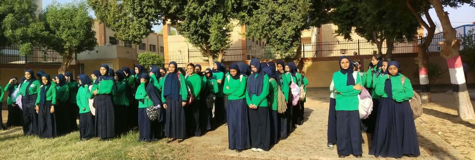 أول طابور فى مدرسة الأقصر الثانوية الفندقية