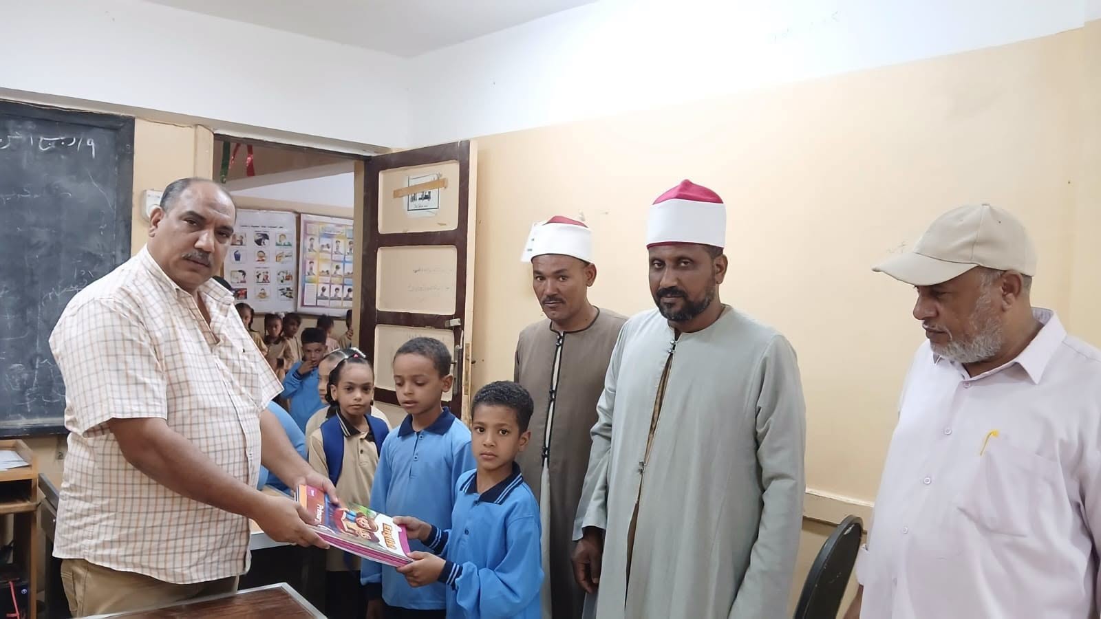 فرحة تسليم الكتب المدرسية للتلاميذ فى المعاهد الأزهرية