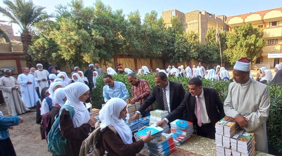 متابعة تسليم الكتب لطلبة المعاهد الأزهرية بالأقصر