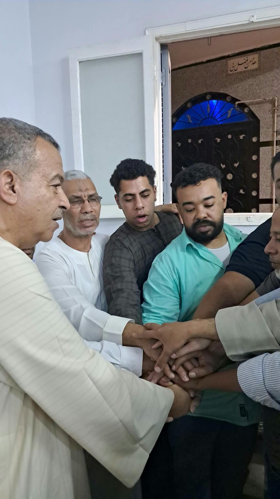 جلسة المصالحة بين العائلتين وإنهاء الخلافات بينهما