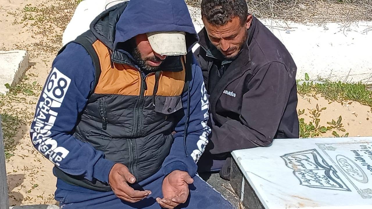 محمود إسماعيل أمام قبر أسرته محمود إسماعيل أمام قبر أسرته
