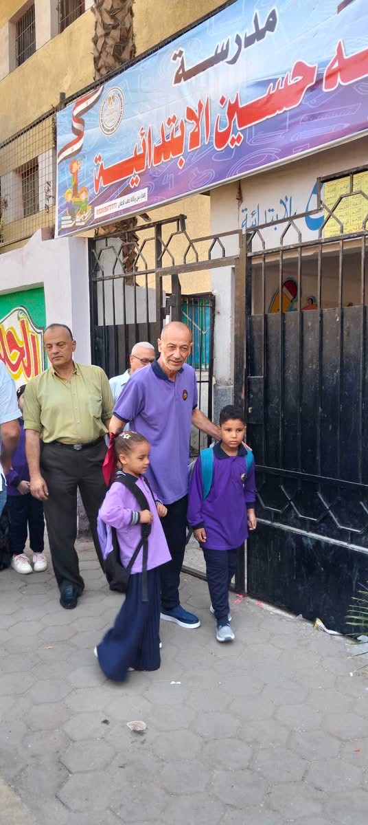 مدير المدرسة يرتدي زي تلاميذه في أول يوم دراسة مدير المدرسة يرتدي زي تلاميذه في أول يوم دراسة