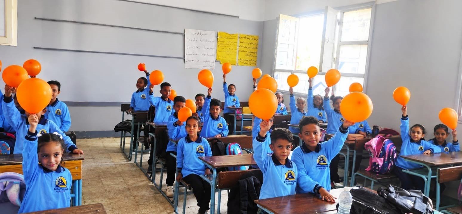 فرحة الأطفال بالبالونات فى بداية العام الدراسي الجديد