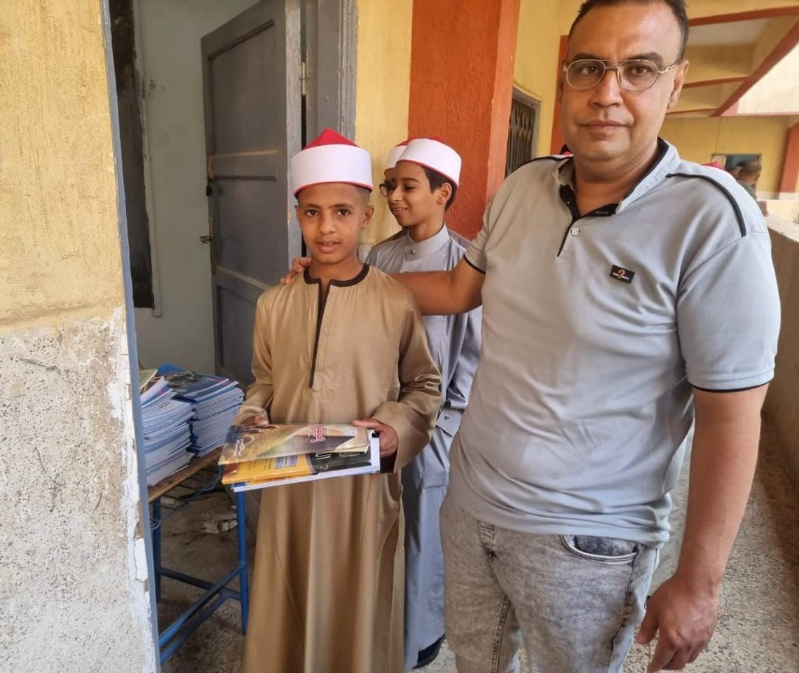 فرحة تلميذ بإستلام الكتب فى المعاهد الأزهرية بالأقصر