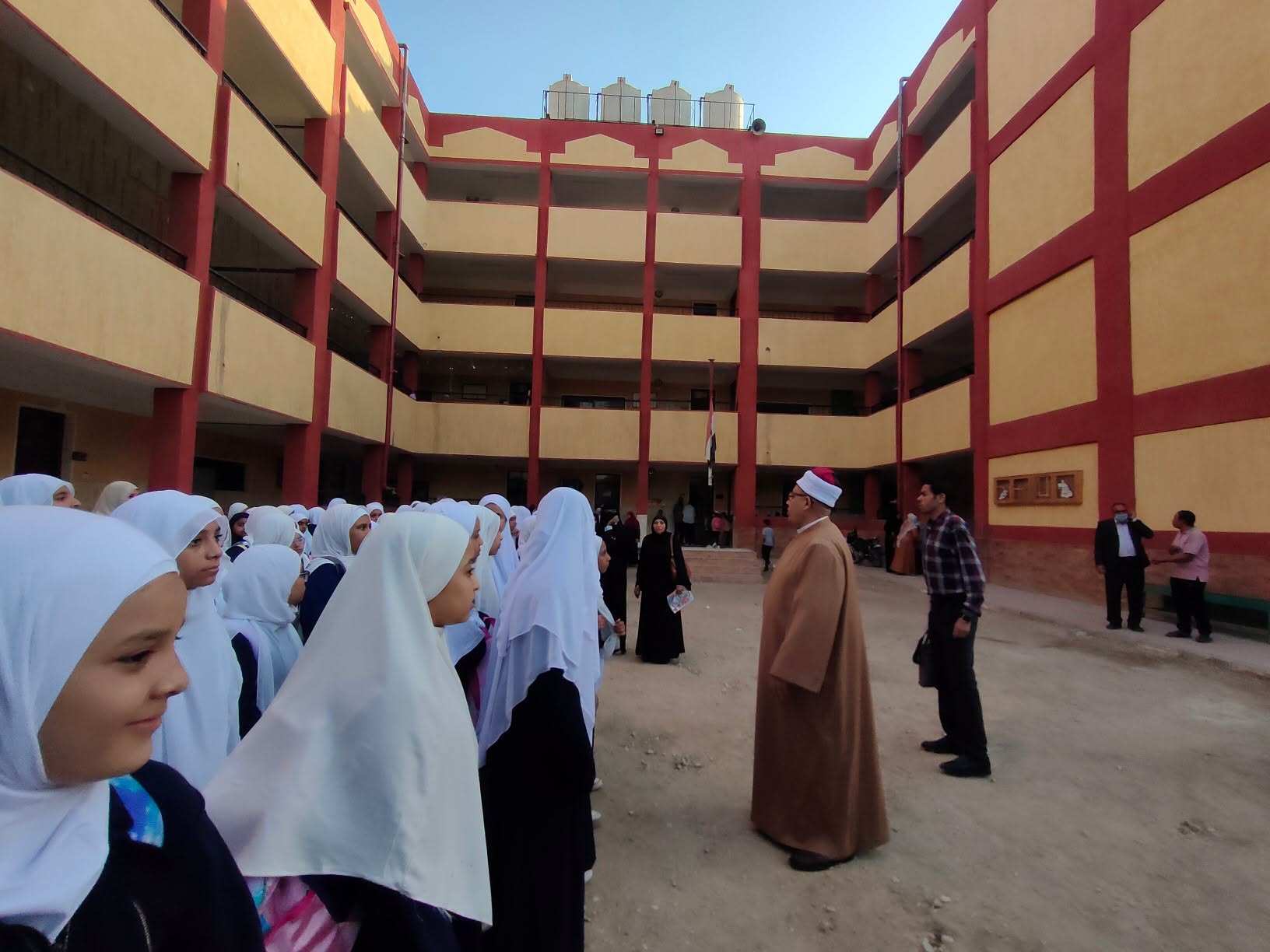 انتظام طابور الصباح داخل معهد نجع الطويل بالأقصر