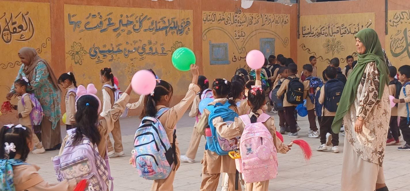 فرحة الأطفال بالبالونات فى بداية العام الدراسي الجديد بالأقصر