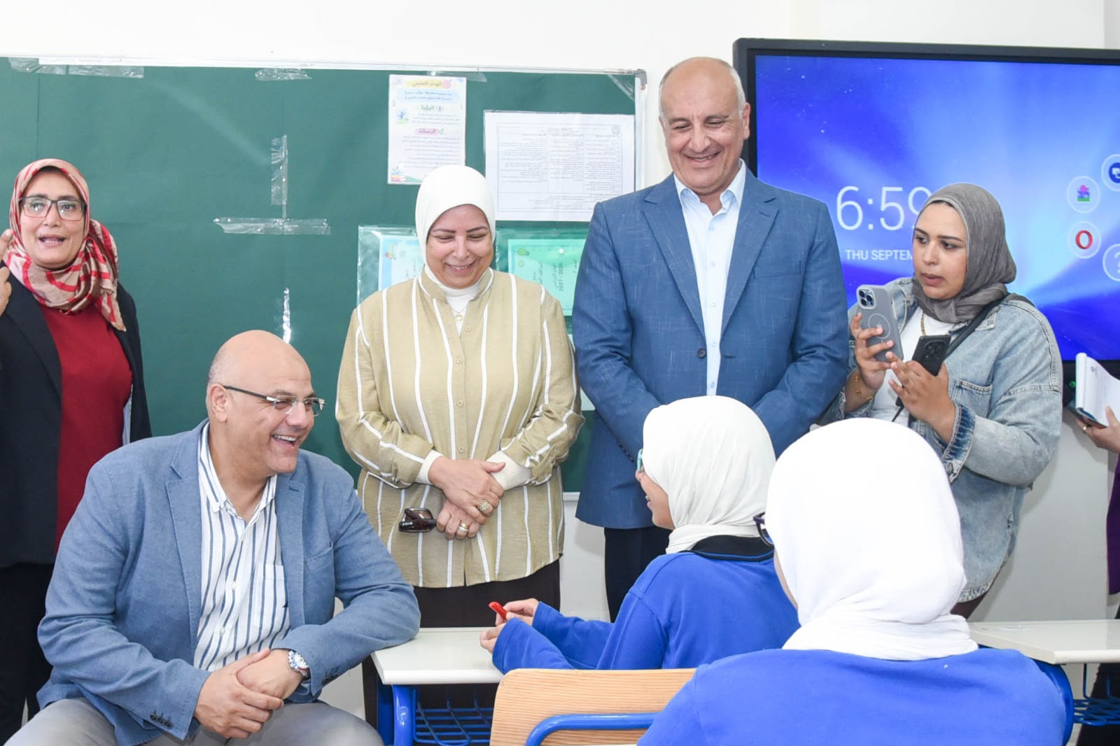 المحافظ يتفقد المدارس اليابانيه