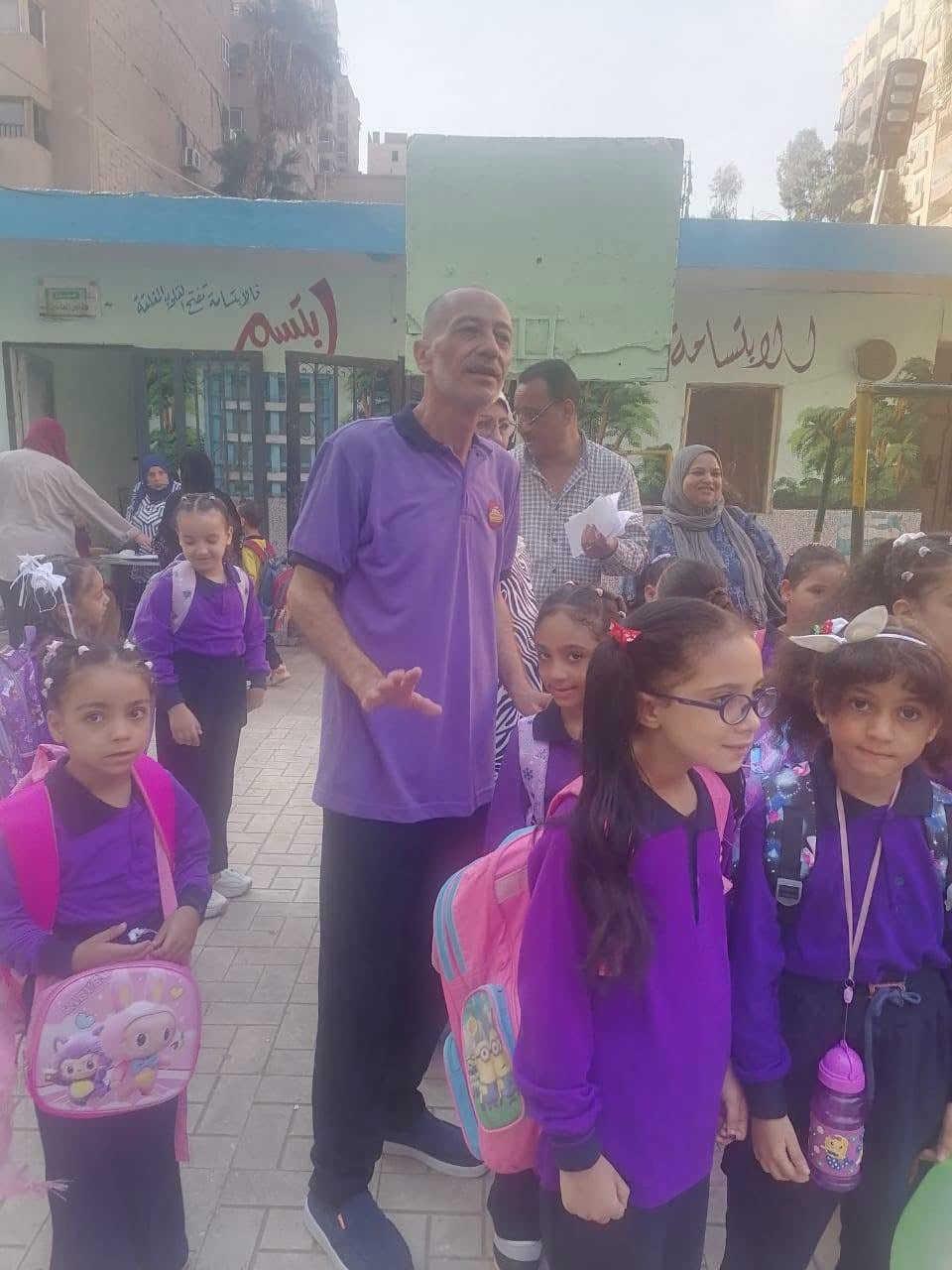 لقطة تجمع مدير المدرسة وتلاميذه بالزي نفسه لقطة تجمع مدير المدرسة وتلاميذه بالزي نفسه