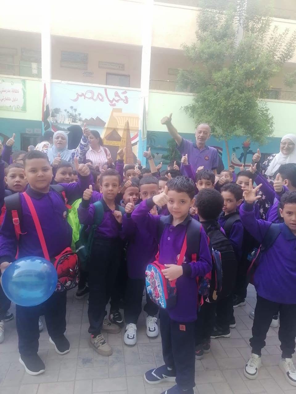 المدير بزي التلاميذ وسط طلابه المدير بزي التلاميذ وسط طلابه