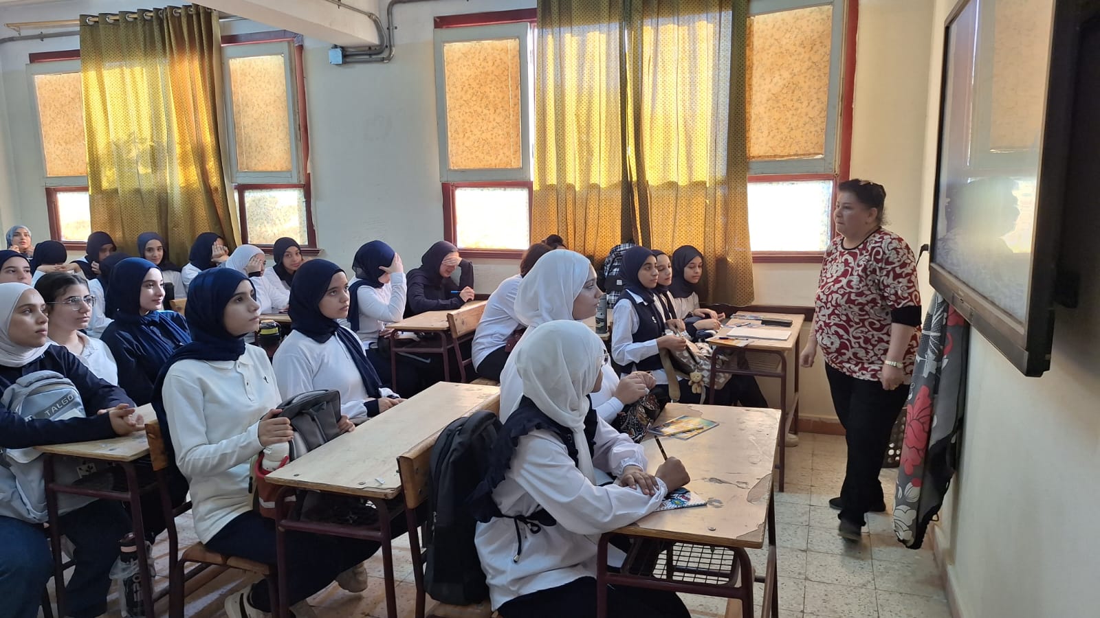 معلمة داخل الفصل