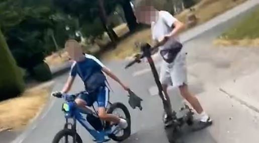 شاب يحمل طير نافق