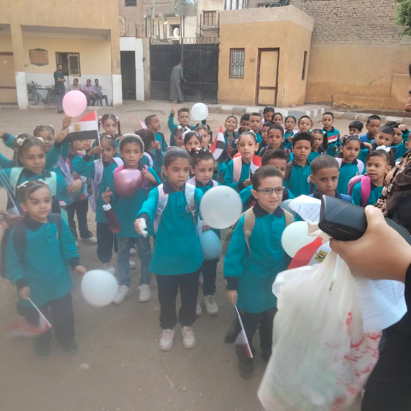 بالونات واعلام فى اول يوم دراسة