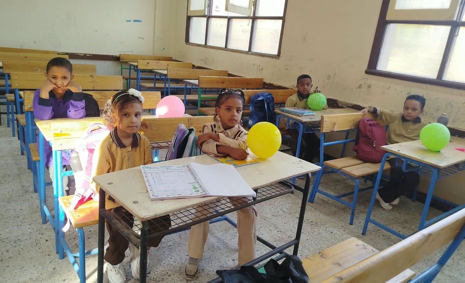 بالونات وهدايا وطوابير منتظمة فى مدارس مدينة الطود