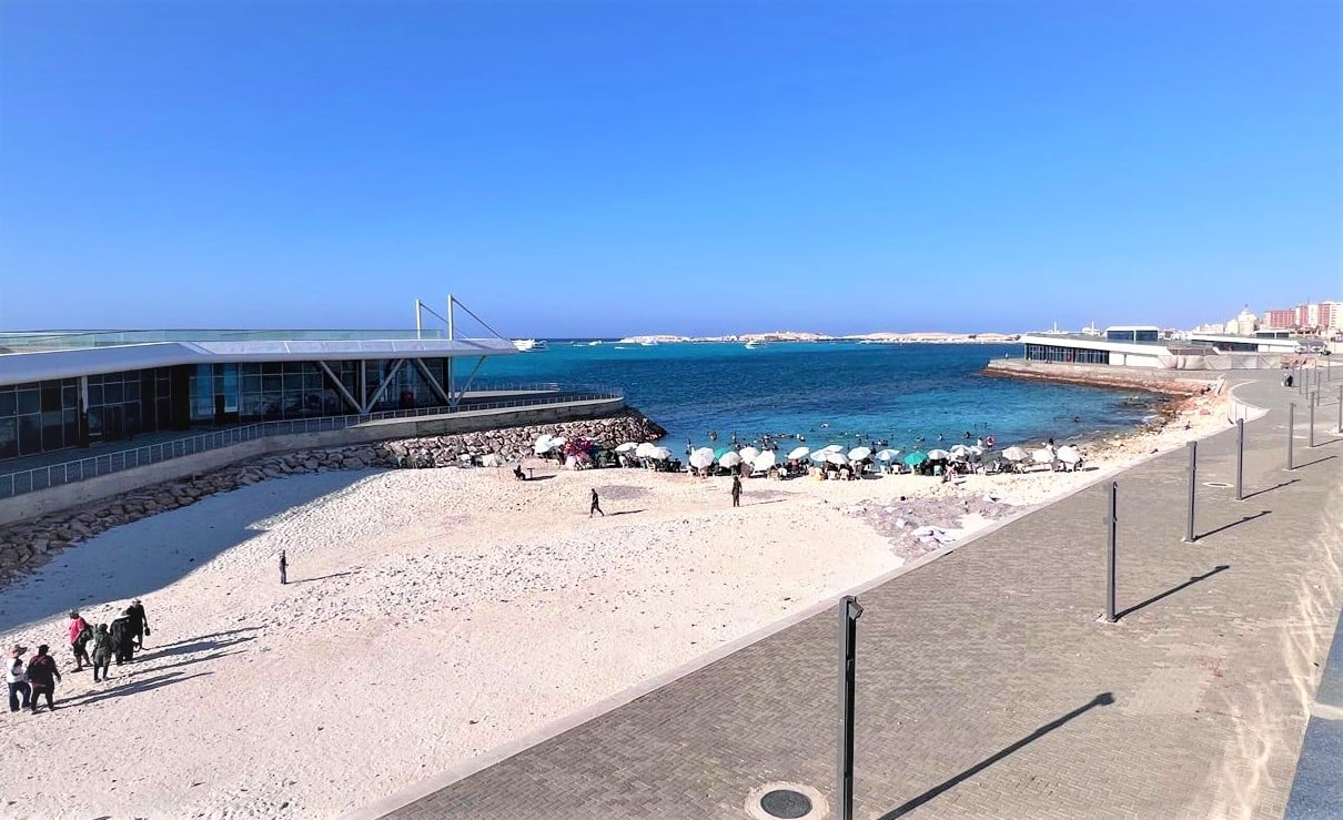 الهدوء على شواطئ كورنيش مطروح