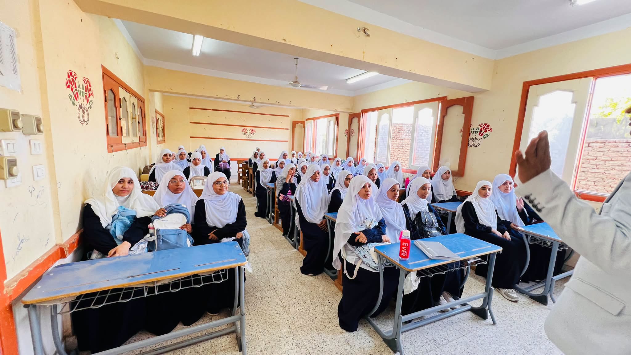 طالبات معهد العشي الأزهرى فى بداية العام الجديد