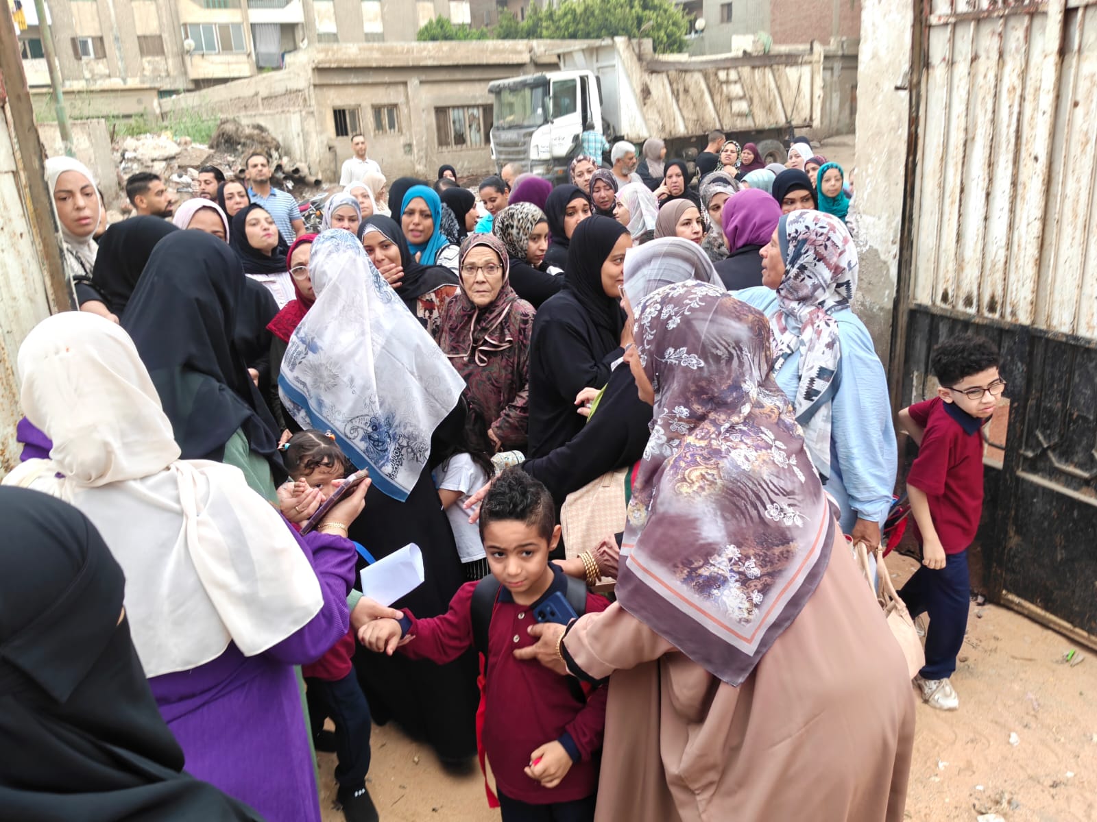 أبلة صالحة تستقبل الطلاب أبلة صالحة تستقبل الطلاب