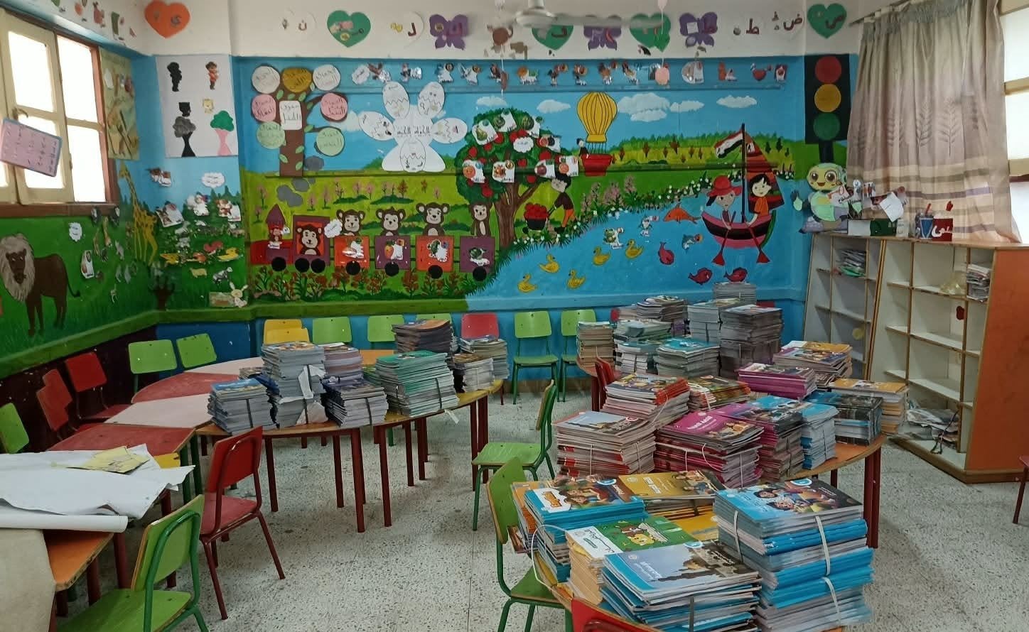 تجهيز الكتب لتوزيعها على الأطفال فى المدارس مع بداية العام الجديد