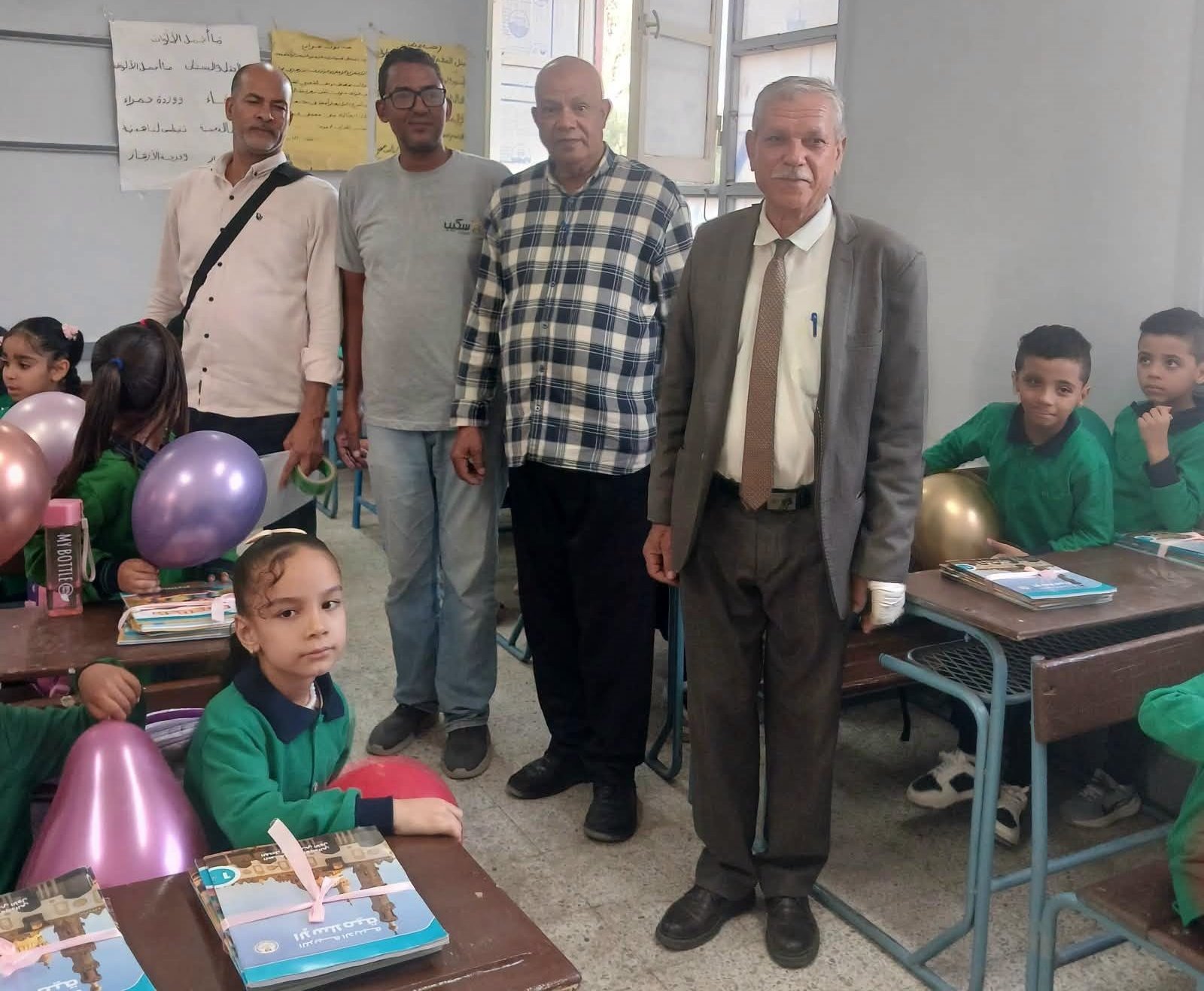 تجهيز الكتب لتوزيعها على الأطفال فى المدارس مع بداية العام الجديد بالطود
