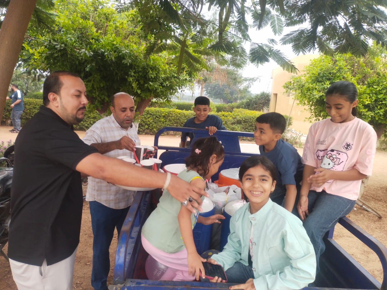 الأطفال يوزعون الشربات