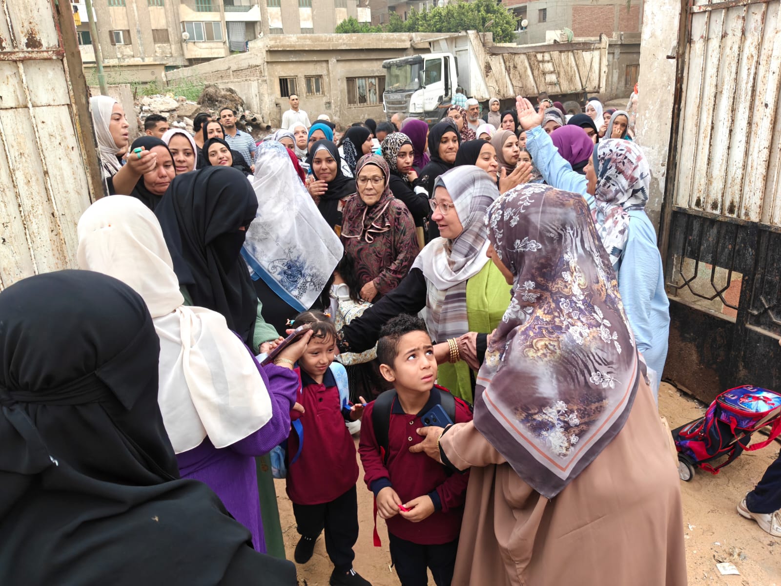 خلال استقبال الطلاب بأول يوم دراسي خلال استقبال الطلاب بأول يوم دراسي