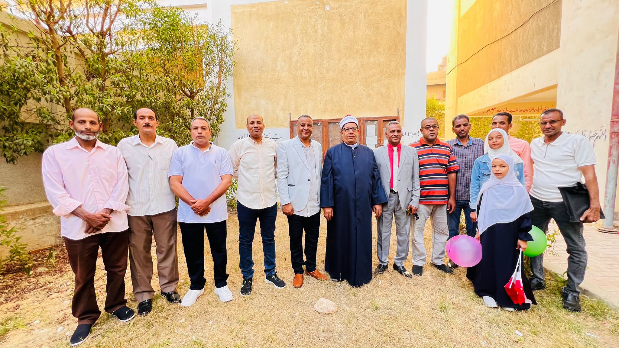 جولة رئيس المنطقة الأزهرية فى معهد العشي بالأقصر