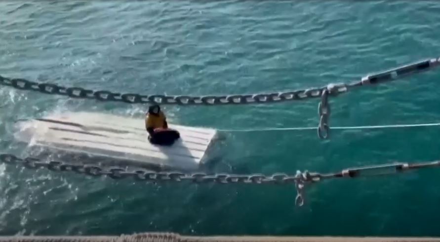 الشاب خلال عملية الإنقاذ