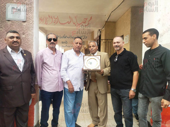 درع-العاملين-بالمدرسة-للمدير درع-العاملين-بالمدرسة-للمدير