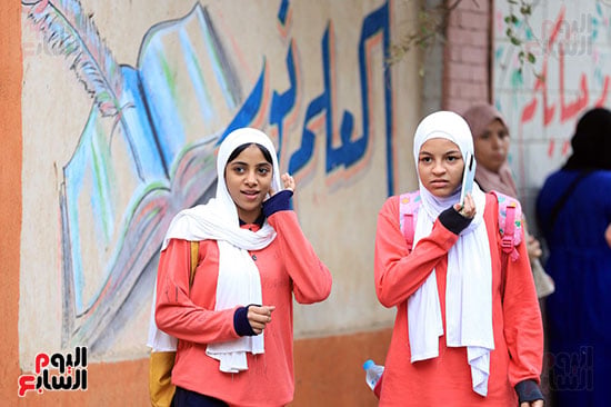 الانتظار امام المدارس