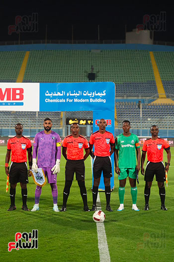 كابتن الفريق مع حكم اللقاء بيراميز وجورماهيا الكيني