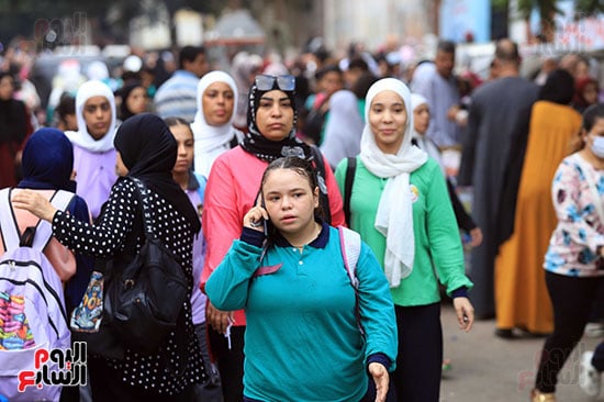 تجمعات الطلبة والاهالى امام المدارس