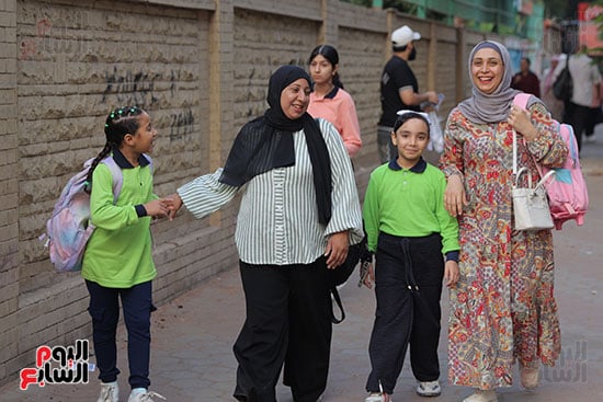 فرحة الطلاب والاهالي بعودة المدارس (2)