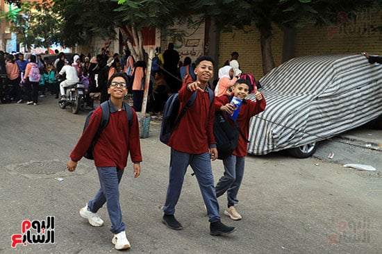 طلبة بامبابة فى الطريق للمدرسة