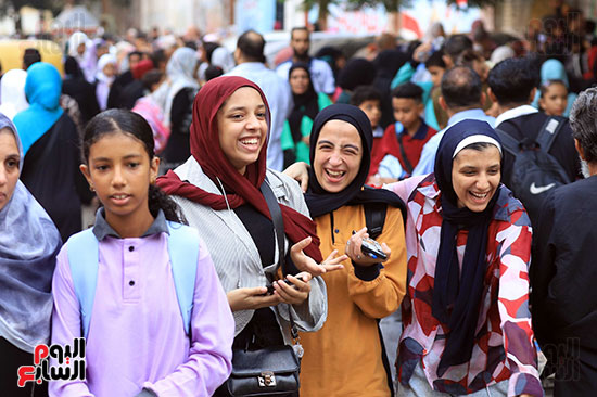 الابتسامة على وجوه الطلبة اول يوم دراسة