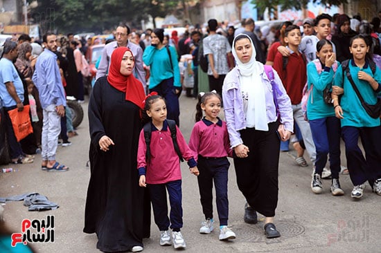 الاهالى مع الطلبة فى الطريق للمدرسة