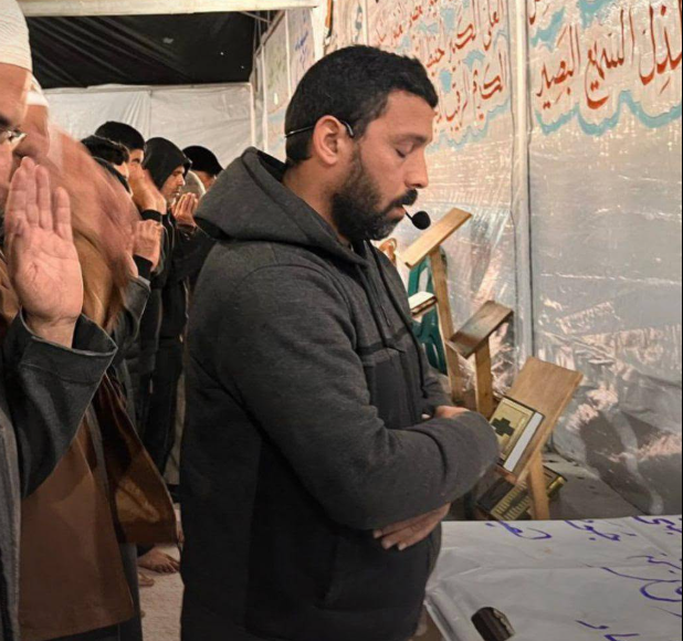 محمود إسماعيل يصلى صلاة الجنازة على أسرته